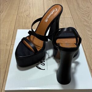 L'INTERVALLE Black Platform Sandals
